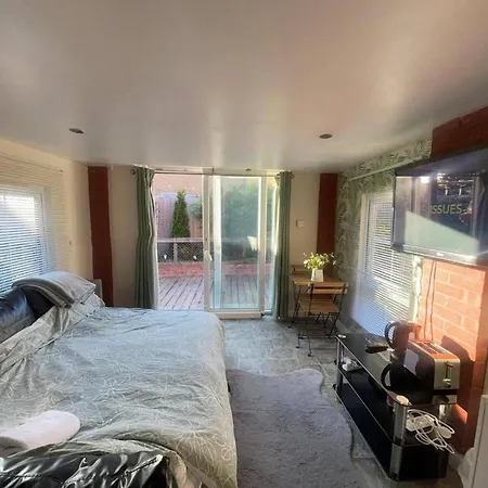 Studio-sleeps 2 Free Parking-garden-near Shops Apartman *