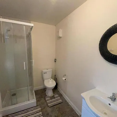 Studio-sleeps 2 Free Parking-garden-near Shops