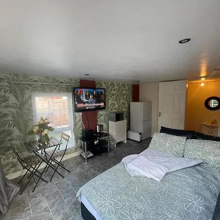 Lägenhet Studio-sleeps 2 Free Parking-garden-near Shops Bristol
