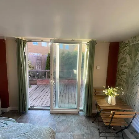 Studio-sleeps 2 Free Parking-garden-near Shops *