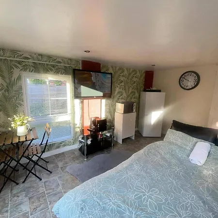 Апартаменты Studio-Sleeps 2 Free Parking-Garden-Near Shops Бристоль
